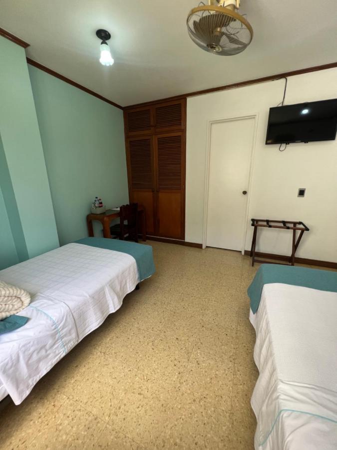 Hotel Caucasia Kültér fotó
