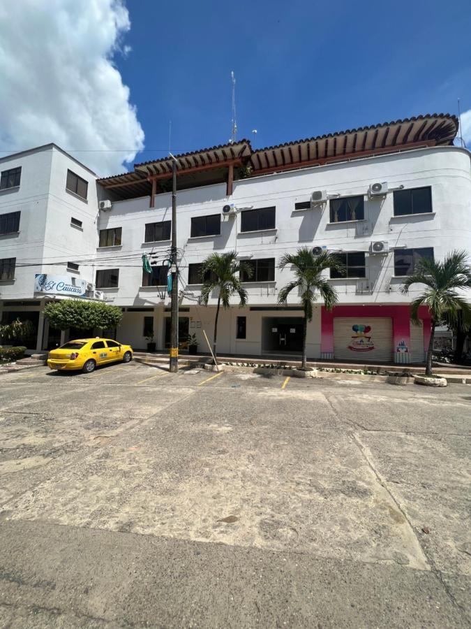 Hotel Caucasia Kültér fotó