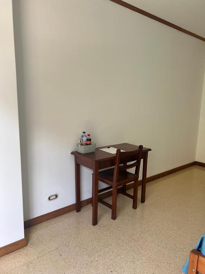 Hotel Caucasia Kültér fotó