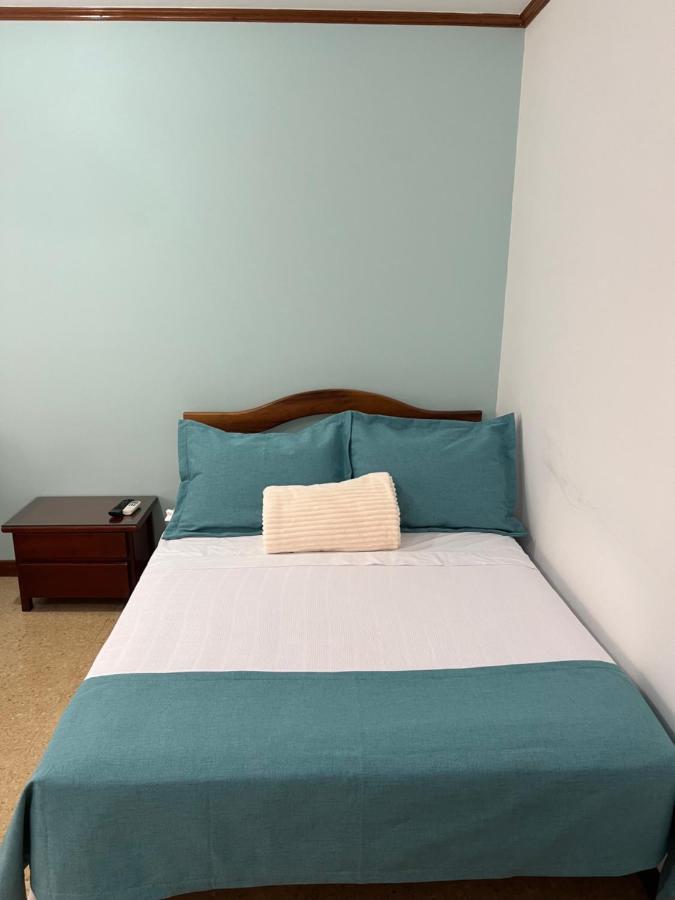 Hotel Caucasia Kültér fotó